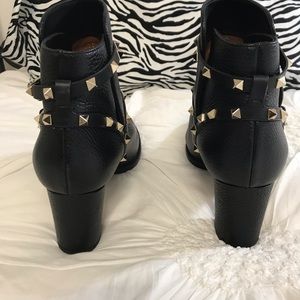 Black Valentino Garavani  Rockstud  Pebbled Booties 41.5
